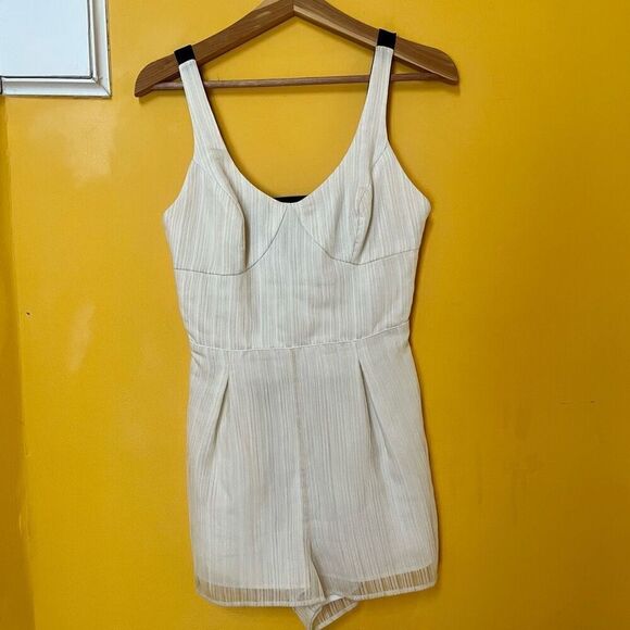 BCBGenneration Cream Sleeveless Shorts Romper Black Cutout Band Back Sz 8 - Picture 1 of 4